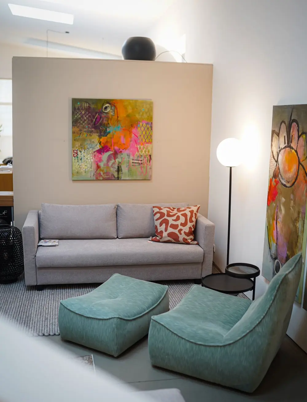 Wohnzimmer mit Sofa, Loungesesseln, Farben und Kunst als stimmiges Raumkonzept