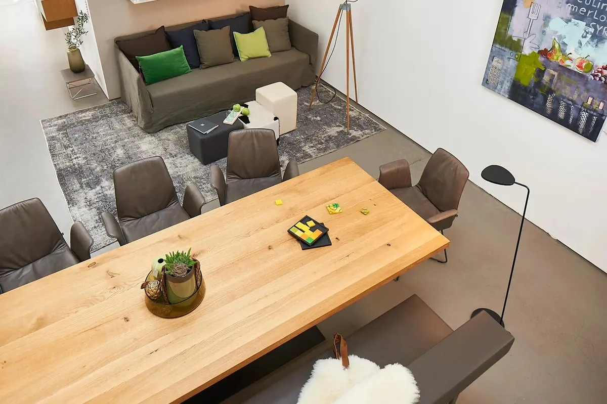 Massiver Holz-Esstisch mit Stühlen von oben fotografiert